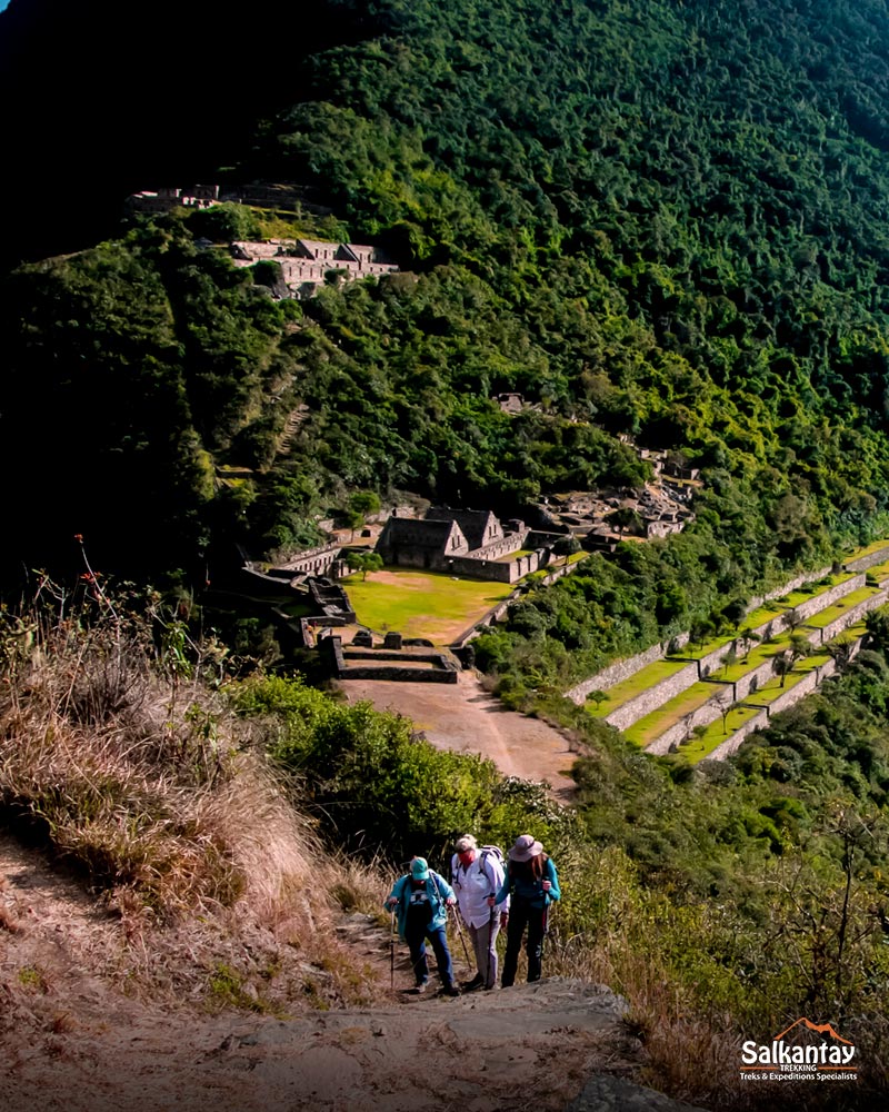 Tres turistas con la ciudadela de Choquequirao como telón de fondo