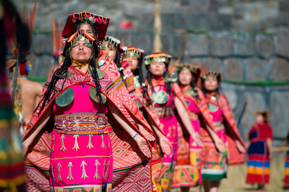 Mujeres danzando en la escenificación del Inti Raymi