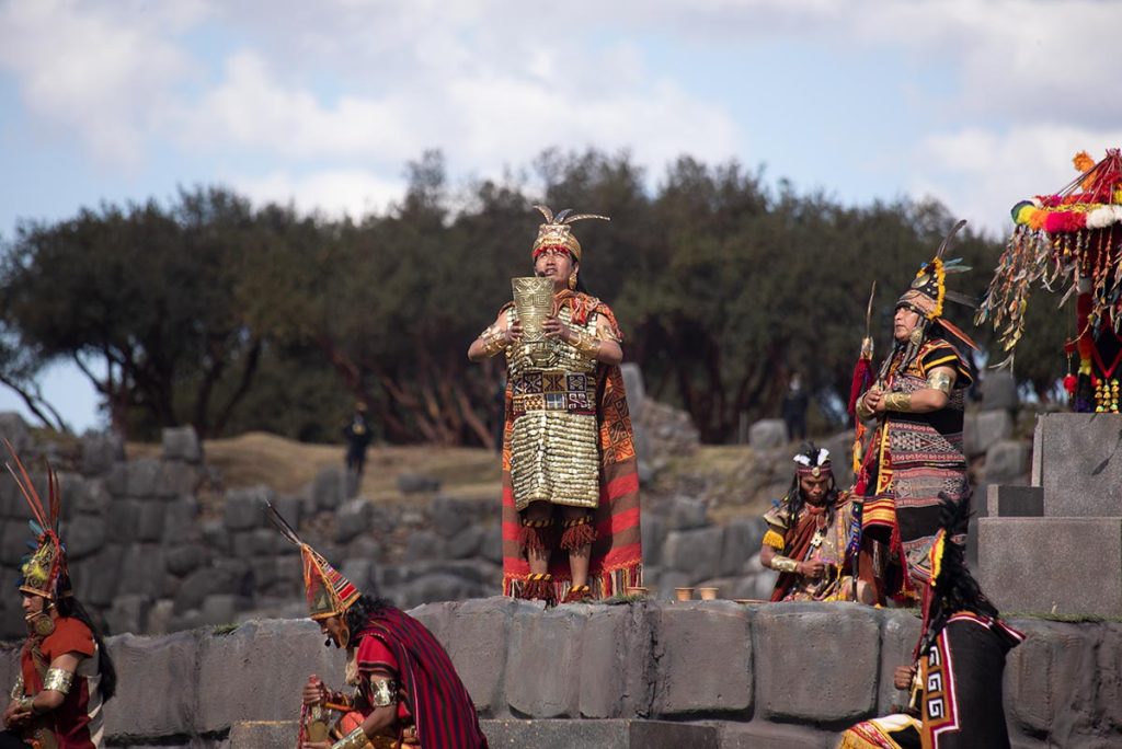 Inca ofreciendo la ofrenda de chicha en la fiesta del Inti Raymi