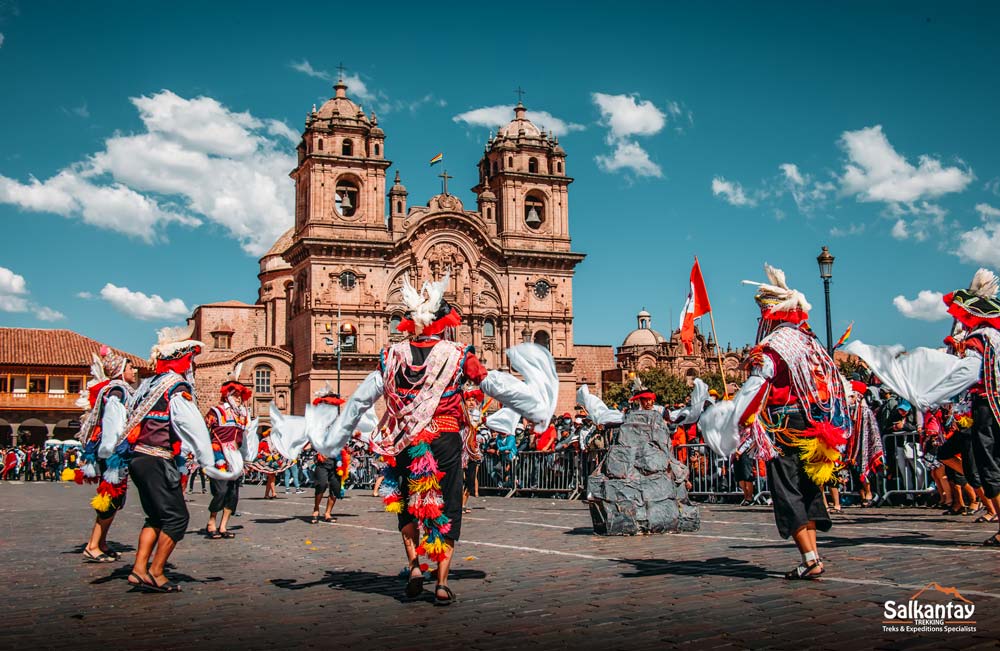 Desfile de danzas de las universidades del Cusco