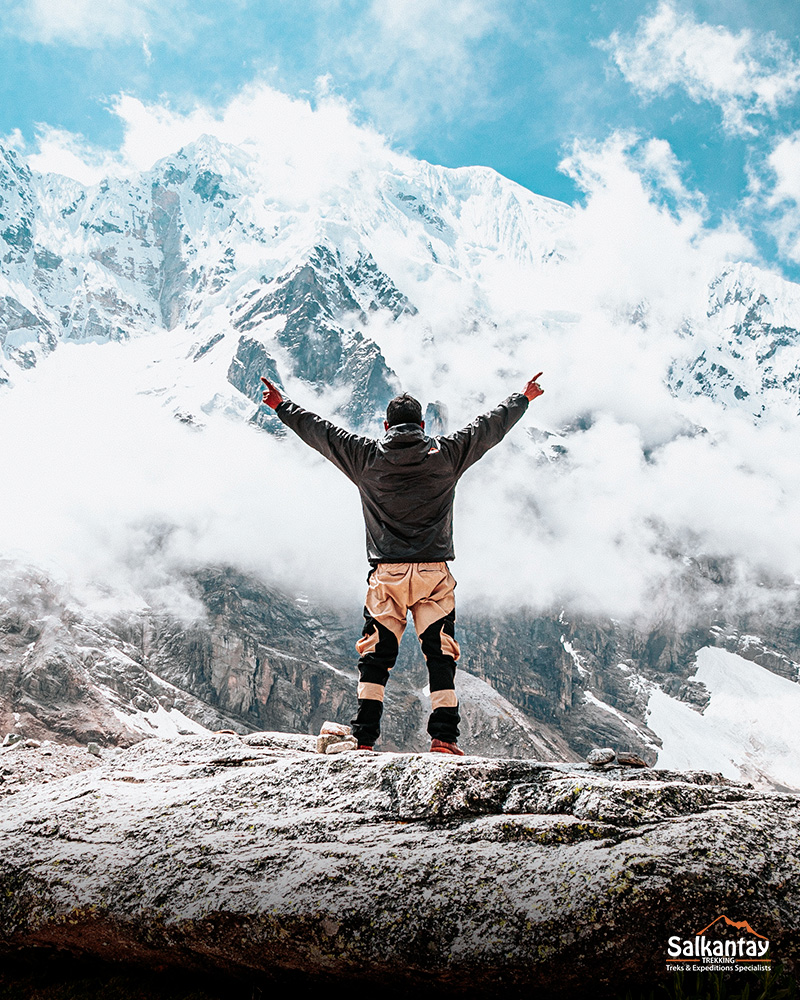 Turista en el paso de Salkantay, en los Andes de Perú