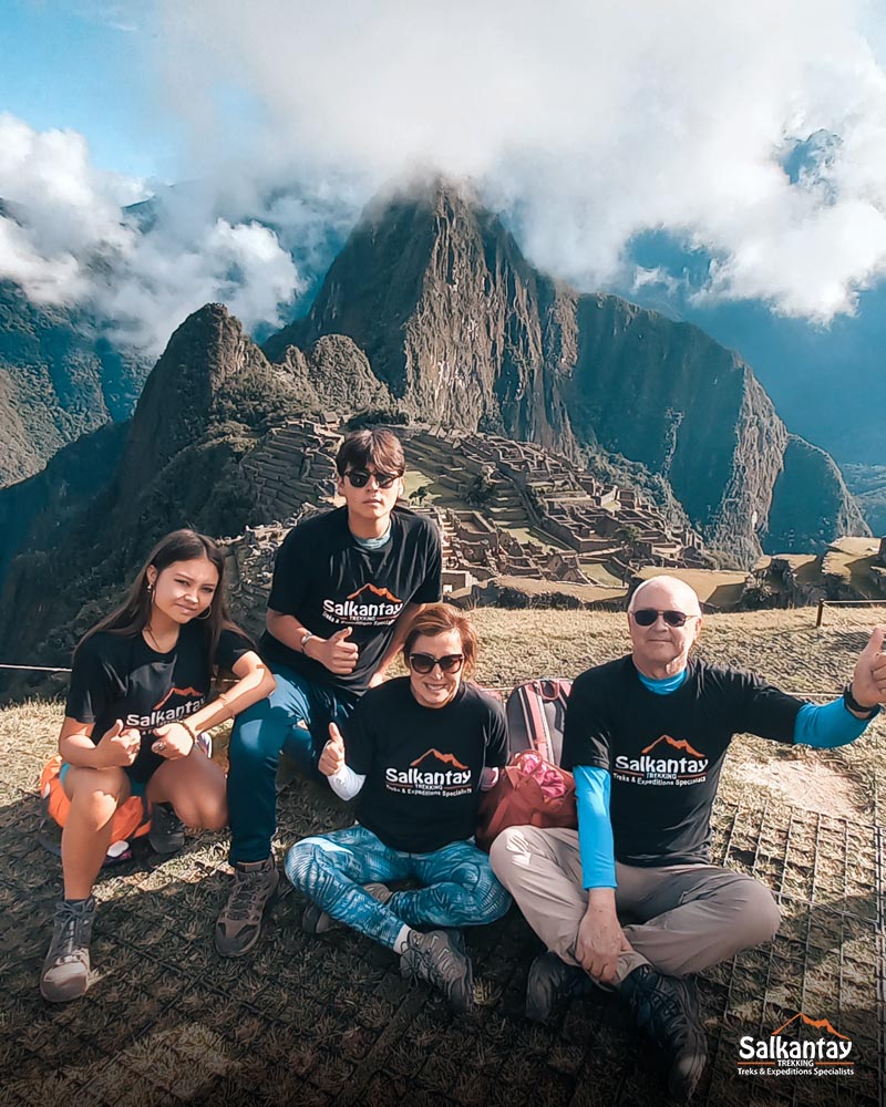 Cuatro turistas en la ciudadela de Machu Picchu