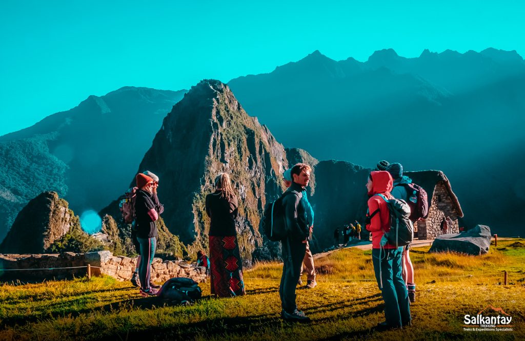 Grupo de turistas admirando Machu Picchu