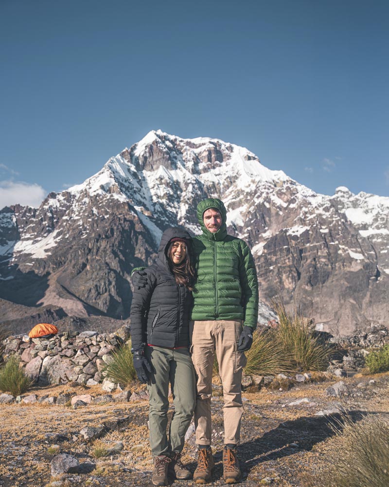 Una pareja de turistas en la ruta del Ausangate.