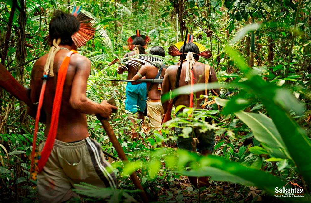 Personas nativas en la selva peruana