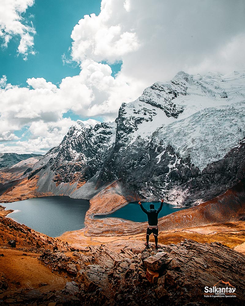 Turista frente a la montaña Ausangate en Peru