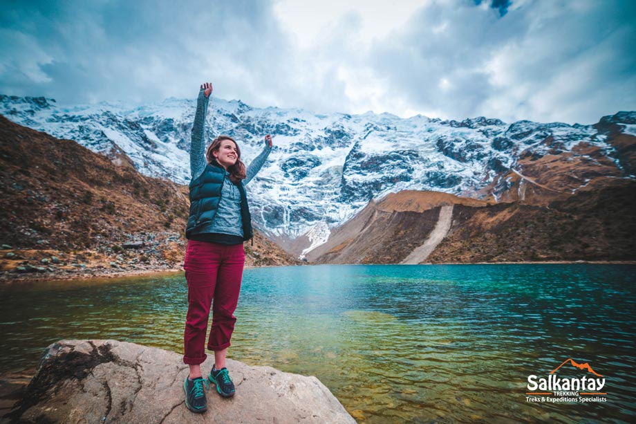 Mujer en la Laguna Humantay Caminata Salkantay