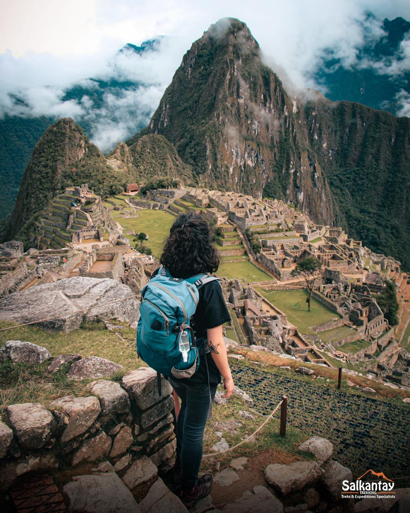 Mujer en Machu Picchu