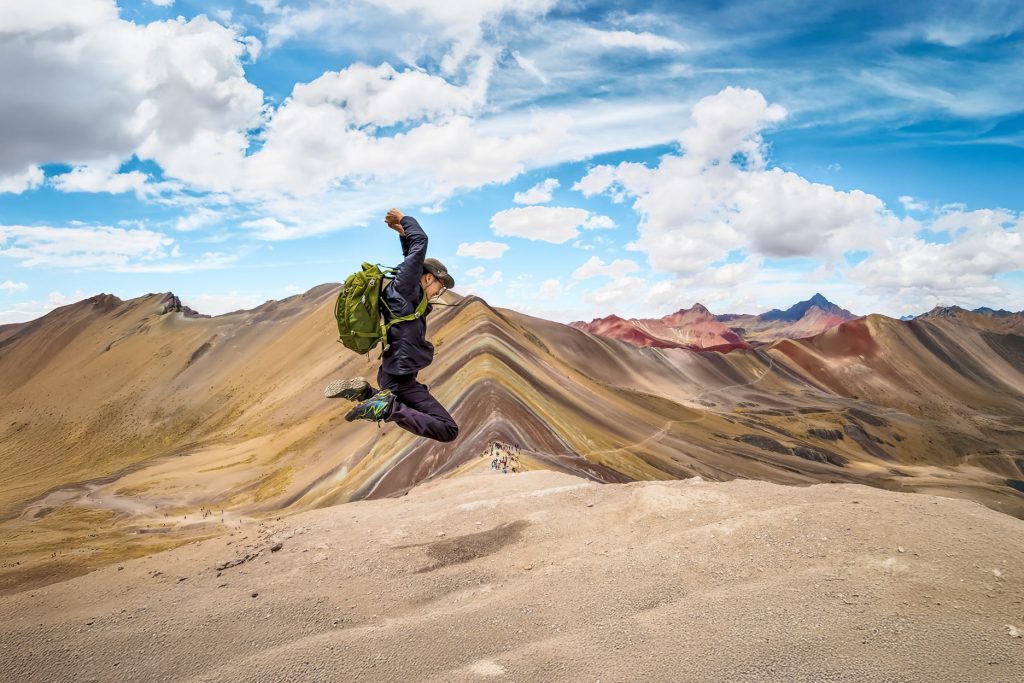 Turista en la Montaña de Colores de Vinicunca