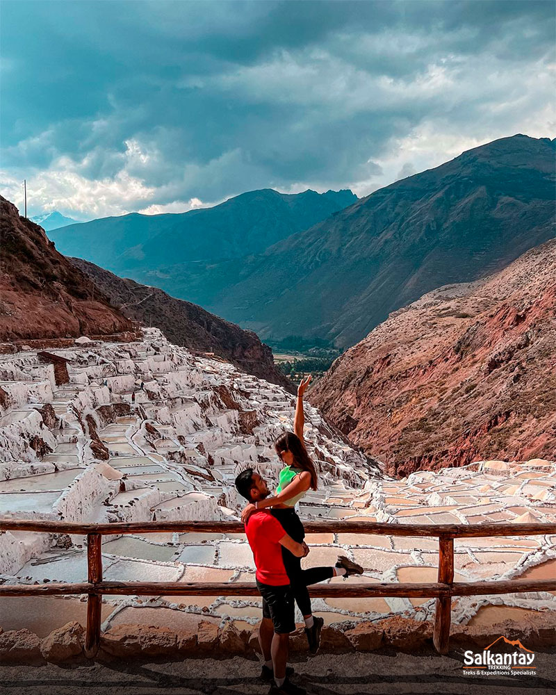 Una pareja en la Salineras de Maras edn Cusco