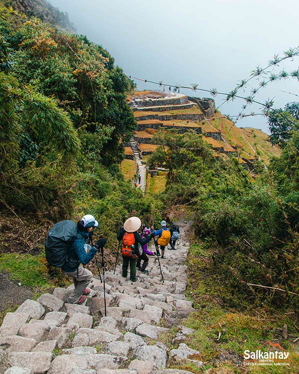 grupo de personas caminando en el Camino Inca