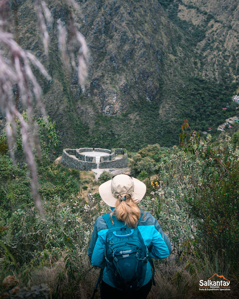 mujer en runkurakay sitio camino inca