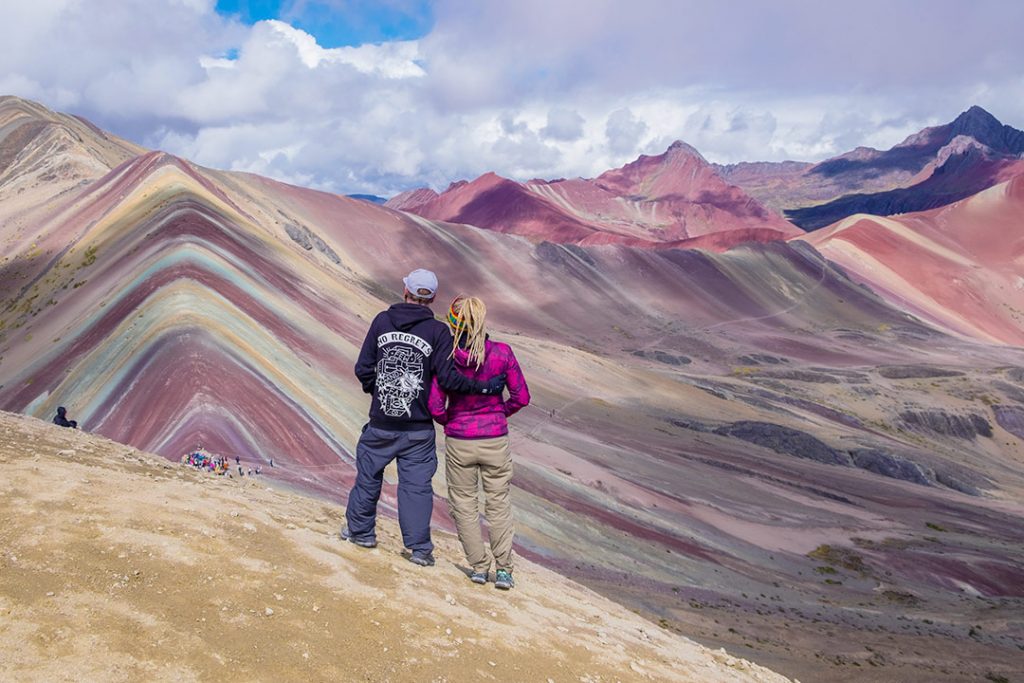 Fotografía panorámica con dos personas en la Montaña de Colores 