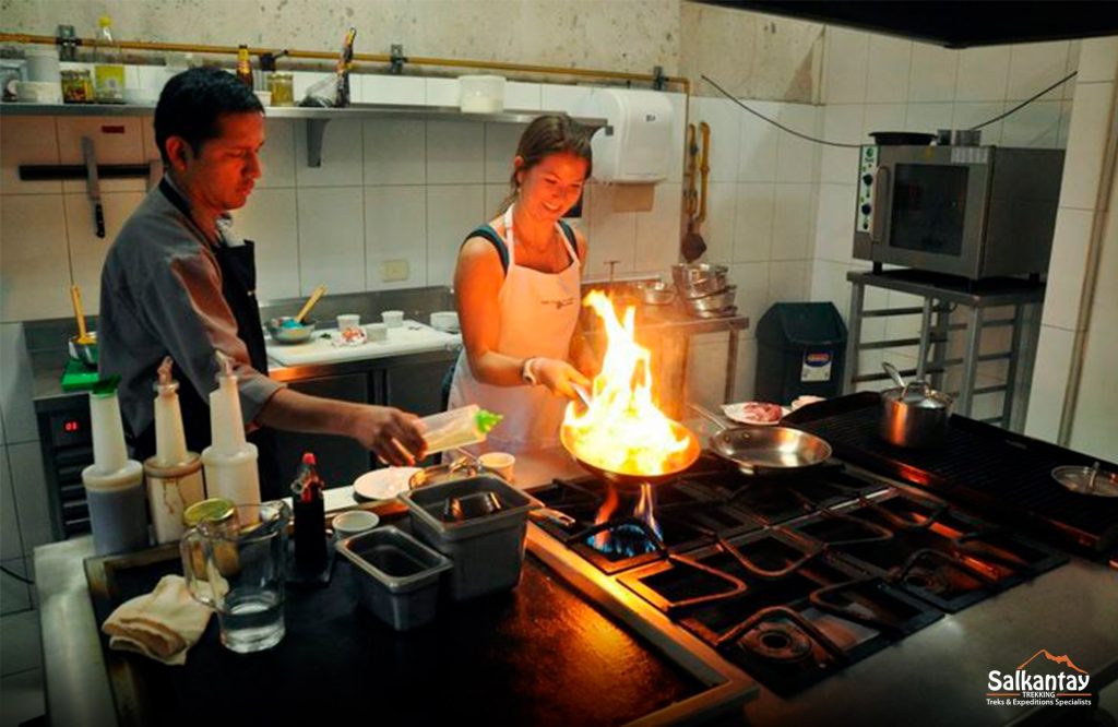 Mujer en clases de cocina