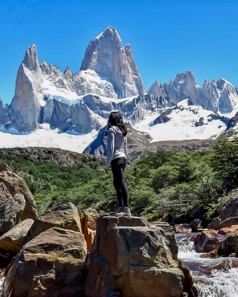 Mujer en el Fitz Roy hiking en Argentina