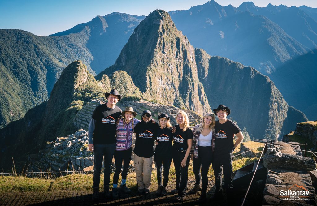 Grupo de personas en Machu Picchu