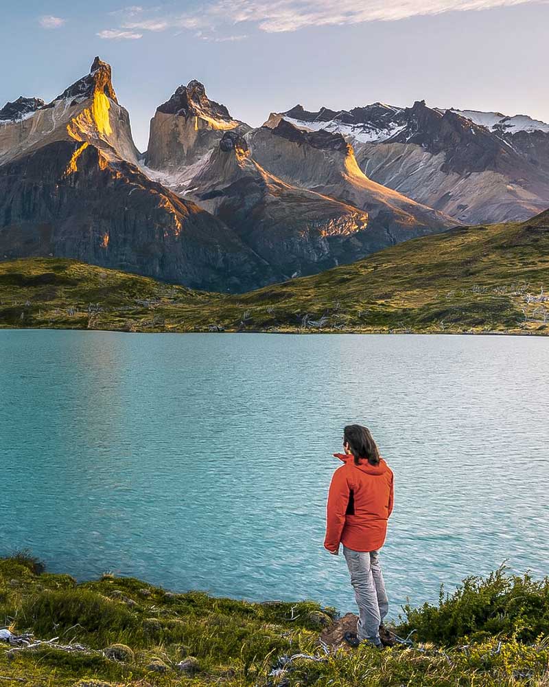 Hombre haciendo hikking en el El Parque Nacional Torres del Paine en Chile
