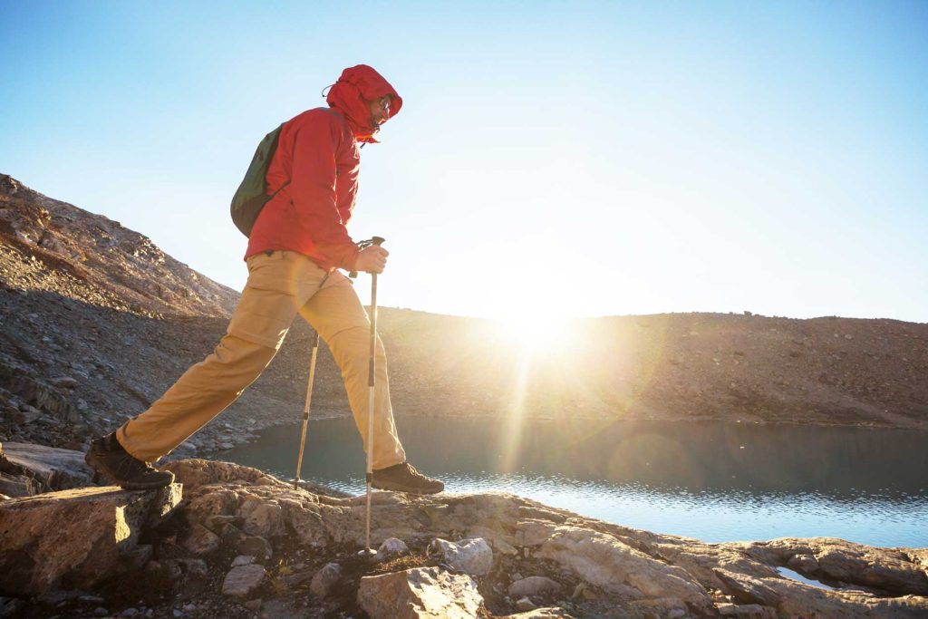 Hombre realizando hiking en un laguna en Cusco, Perú