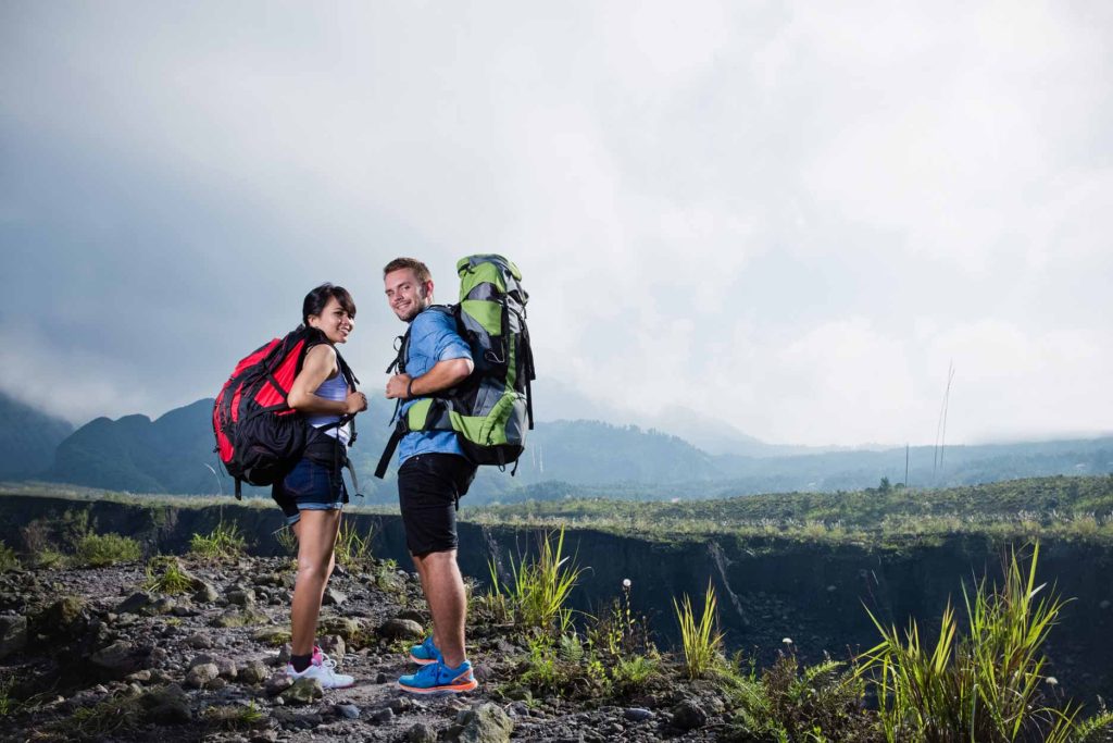 pareja realizando trekking en Perú