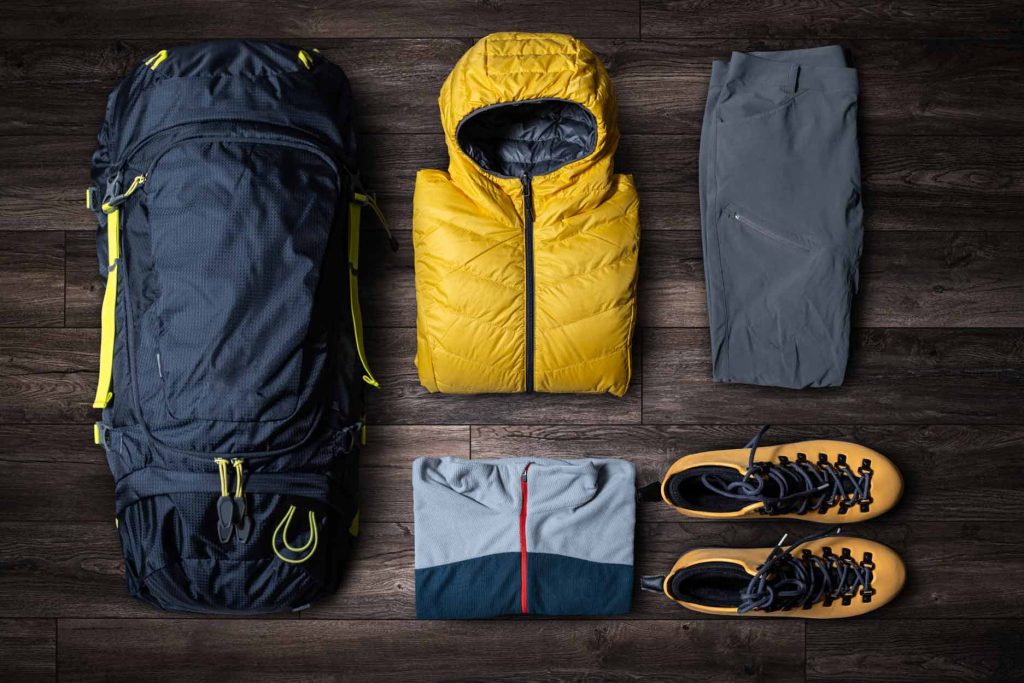 Ropa para hacer senderismo o trekking: casaca impermeable, botas, chompa y mochila