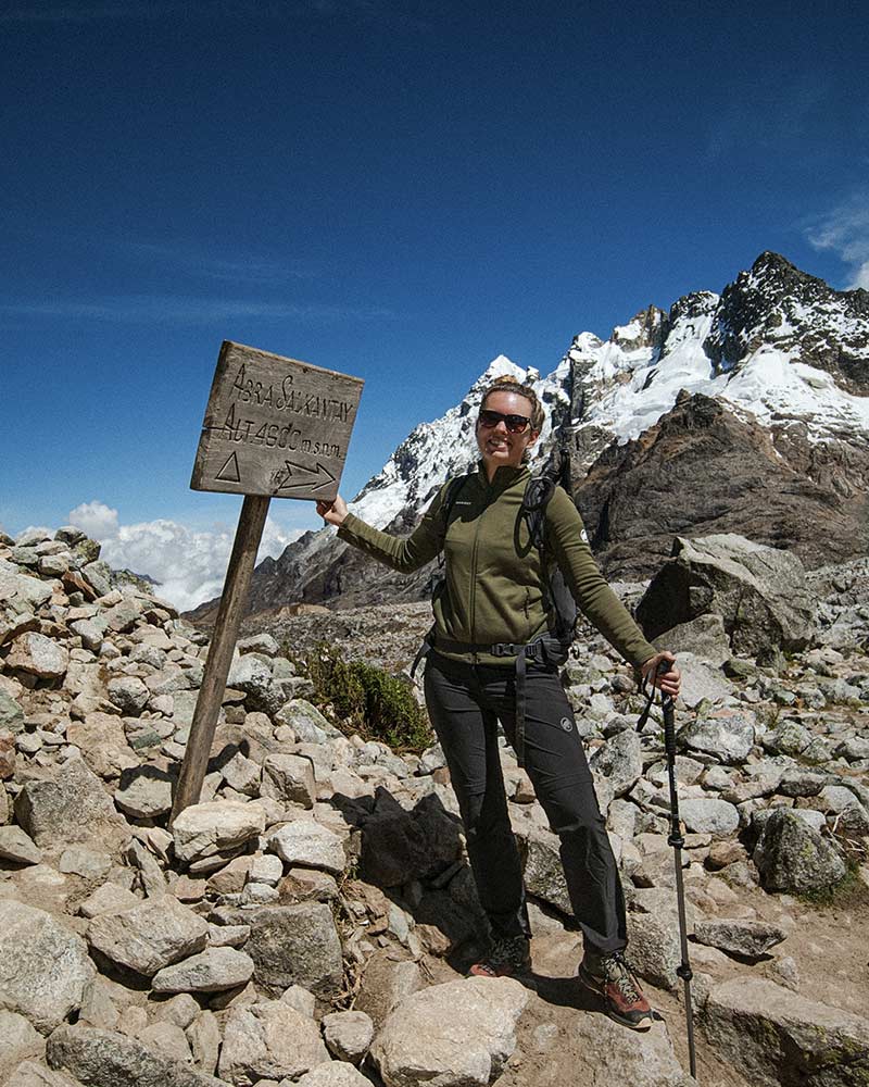 mujer haciendo trekking en el abra salkantay del salkantay trekking