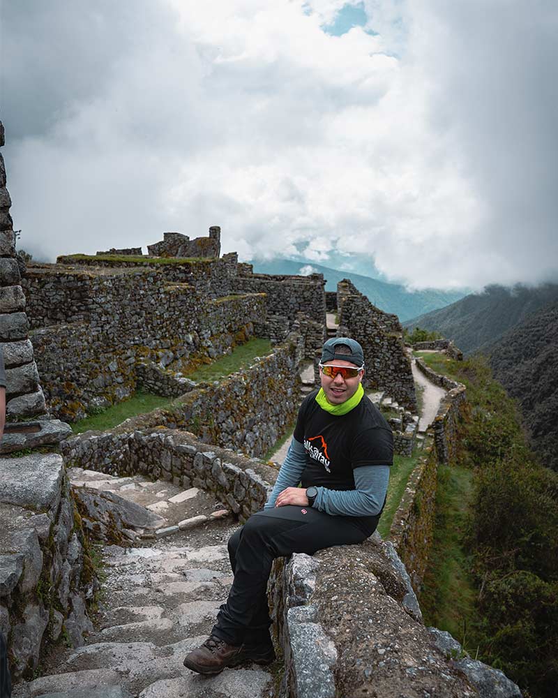hombre haciendo trekking en el camino inca