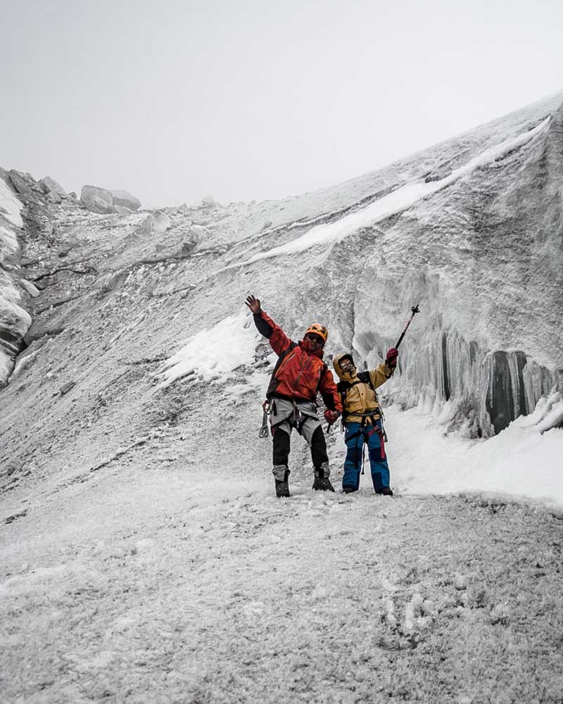 padre e hijo haciendo trekking en el Campamento base del Everest en Nepal