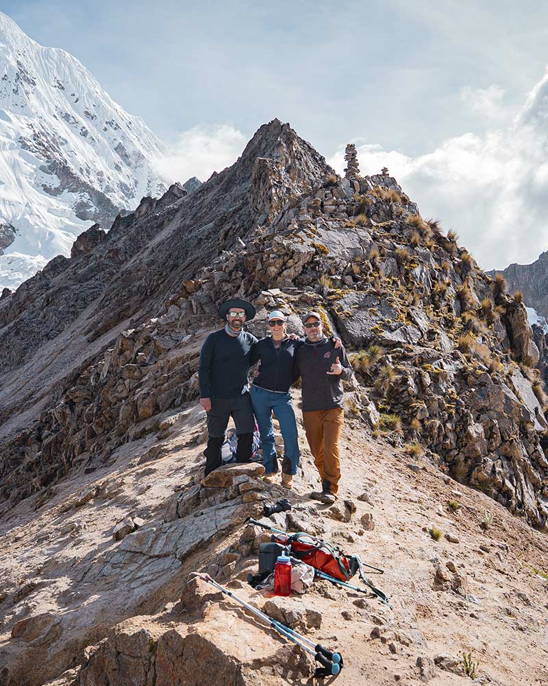 grupo tomandose una fotografia en el paso salkantay, trekking