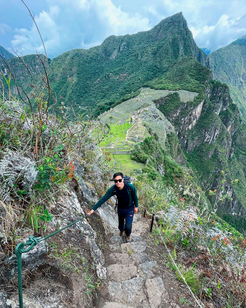 Hombre en el camino hacia Huchuy Picchu