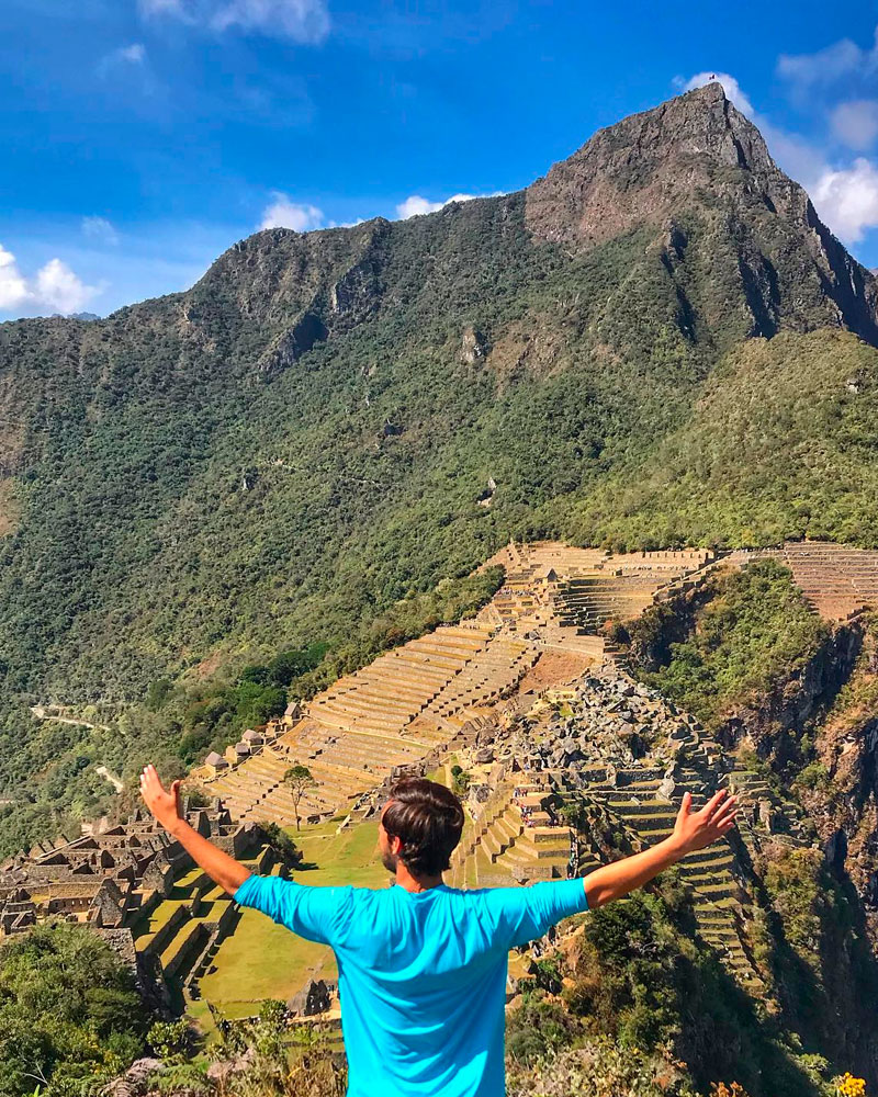 Turista en la montaña Huchuy Picchu