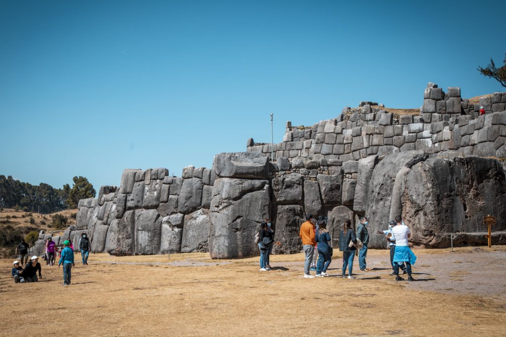 Turistas en las imponentes murallas ciclópeas de Sacsayhuamán