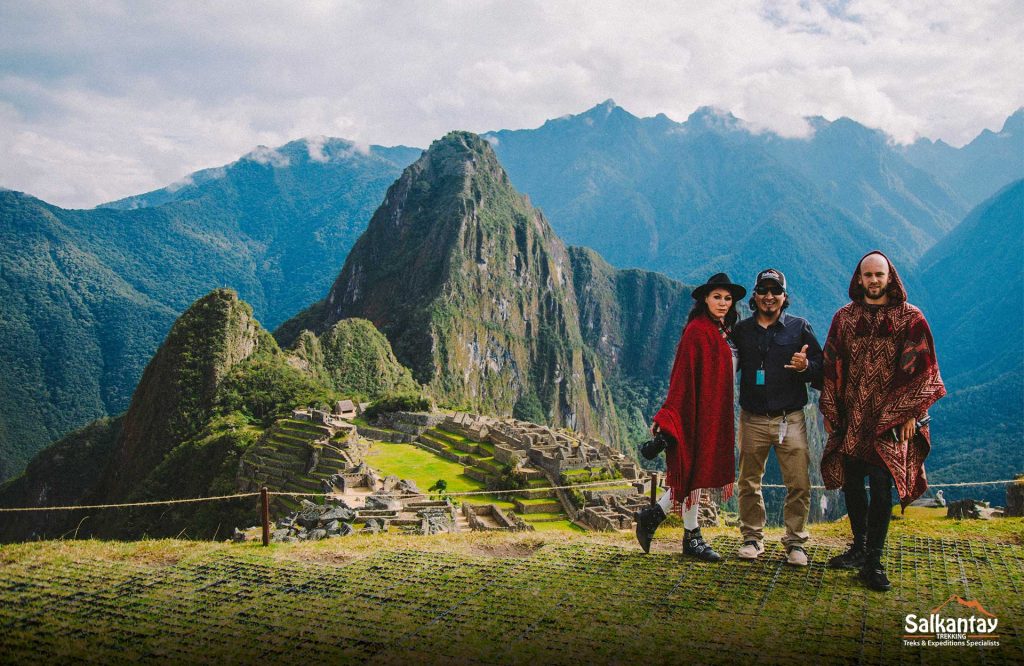 Pareja de viajeros con un guía turístico