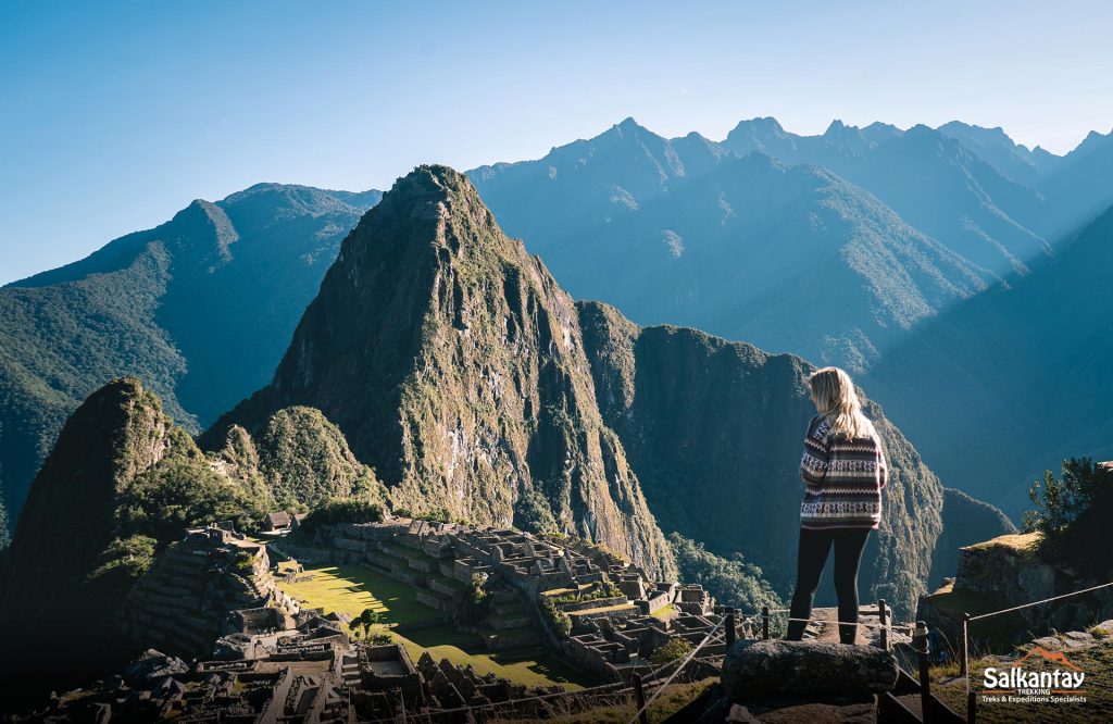 UNA MUJER EN MACHU PICCHU