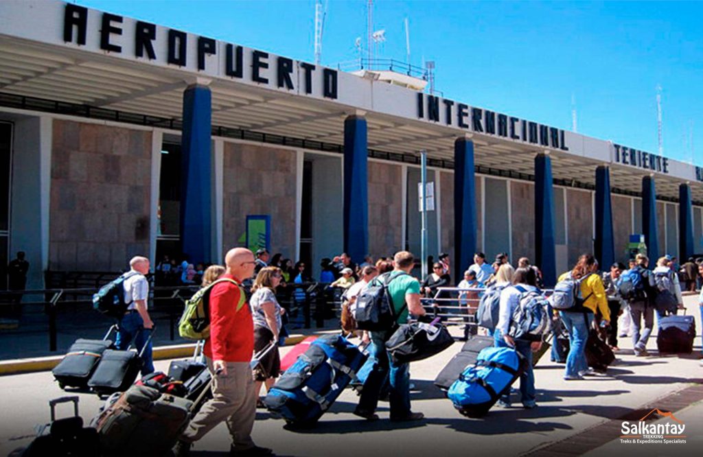 Personas saliendo del aeropuerto