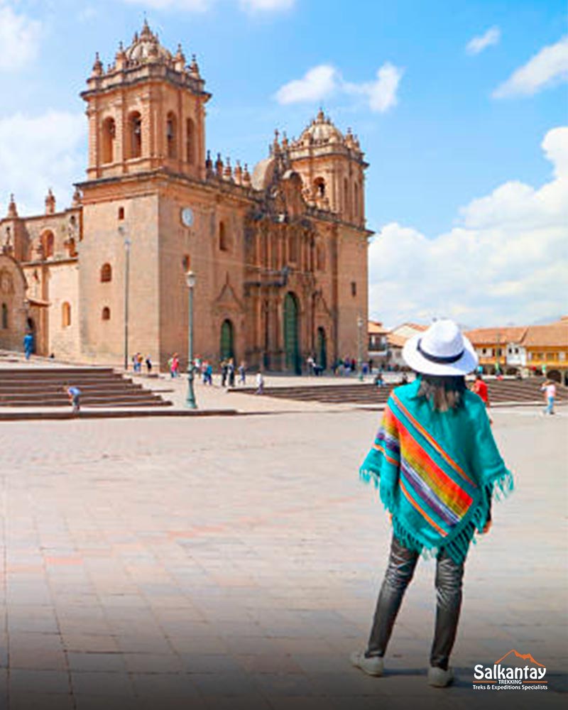 Mujer observando la Plaza de Armas del Cusco