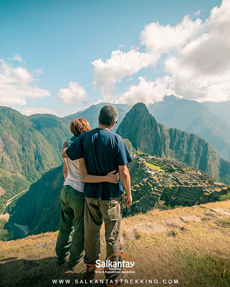 Pareja observando Machu Picchu