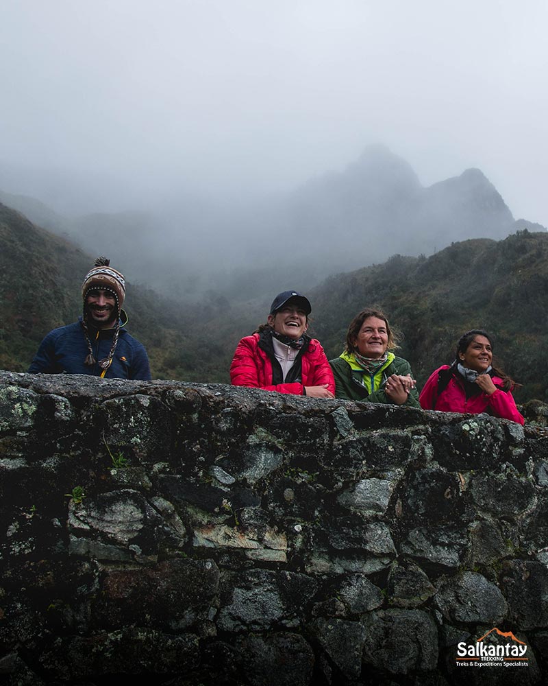 Turistas en el Camino Inca en temporada de lluvia