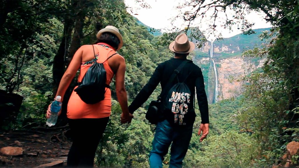 PAREJA CAMINA HACIA CATARATA - GOCTA, CHACHAPOYAS