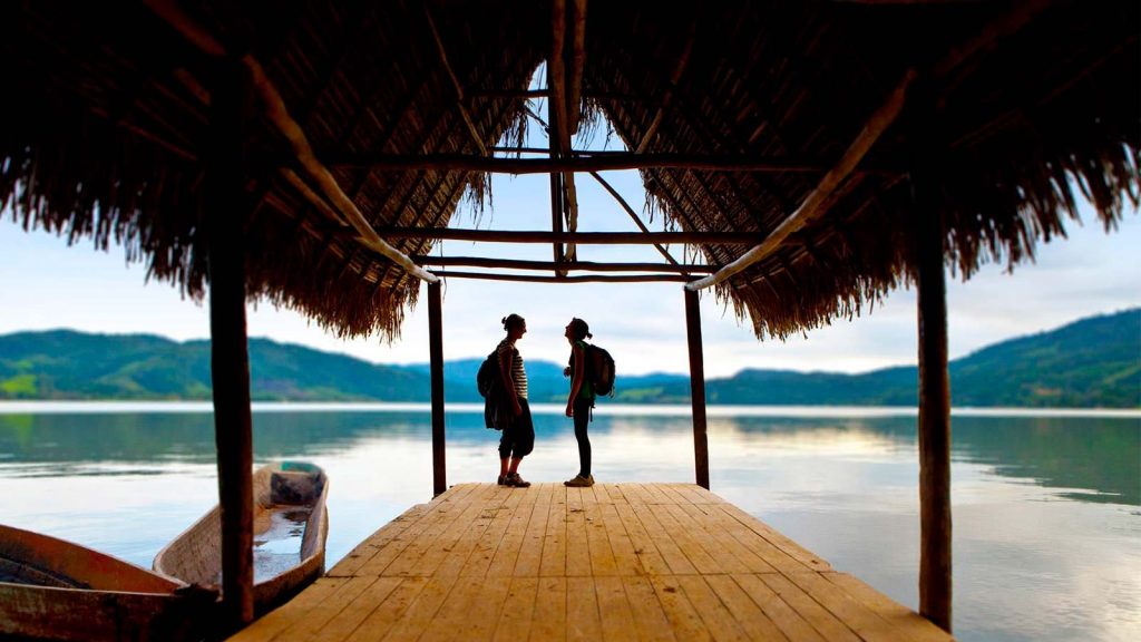 PAREJA CONVERSA EN MUELLE - LAGUNA AZUL, SAN MARTÍN 