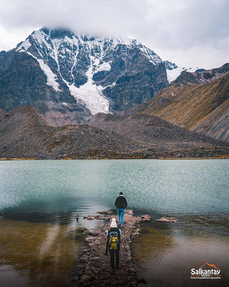 Turistas en una de las lagunas en el atractivo turístico de 7 Lagunas de Ausangate