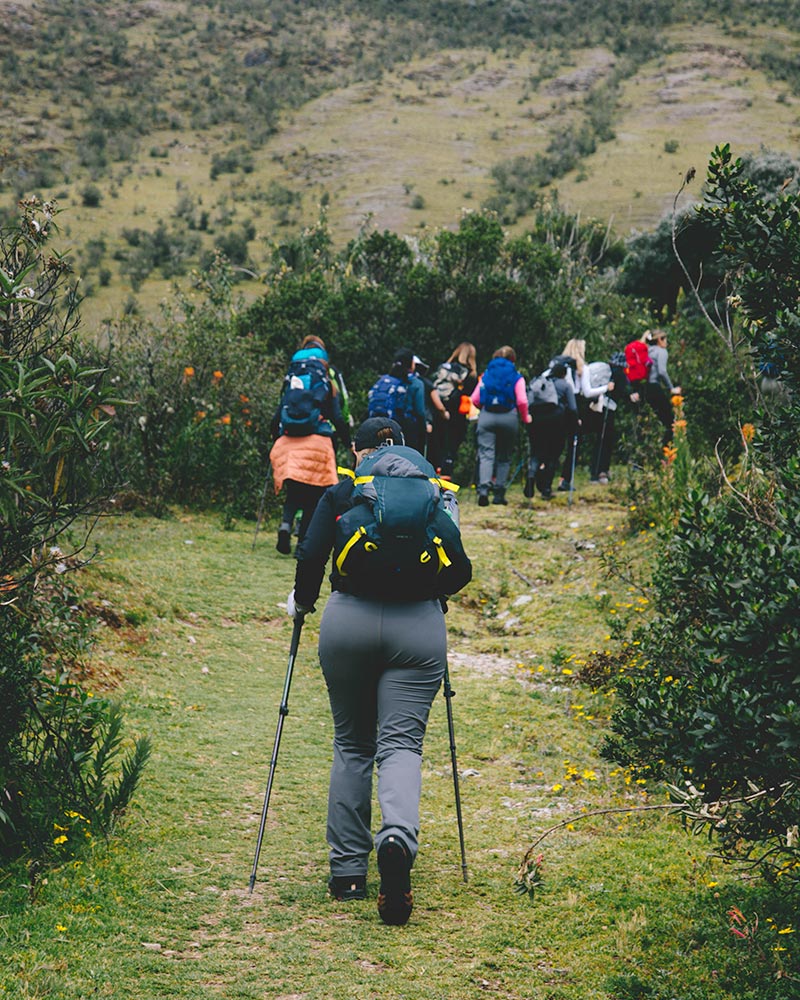 Foto de grupo de mujeres caminando por la montaña