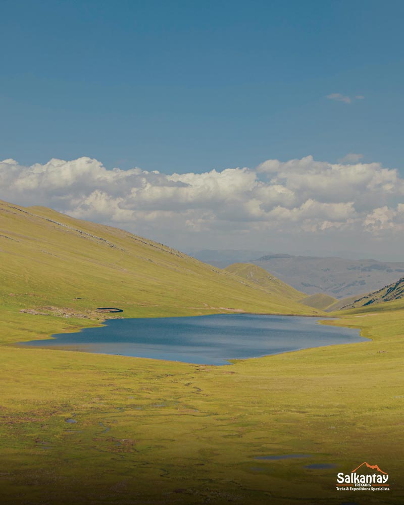 Foto panorámica de la laguna Qoricocha en la cima de los andes