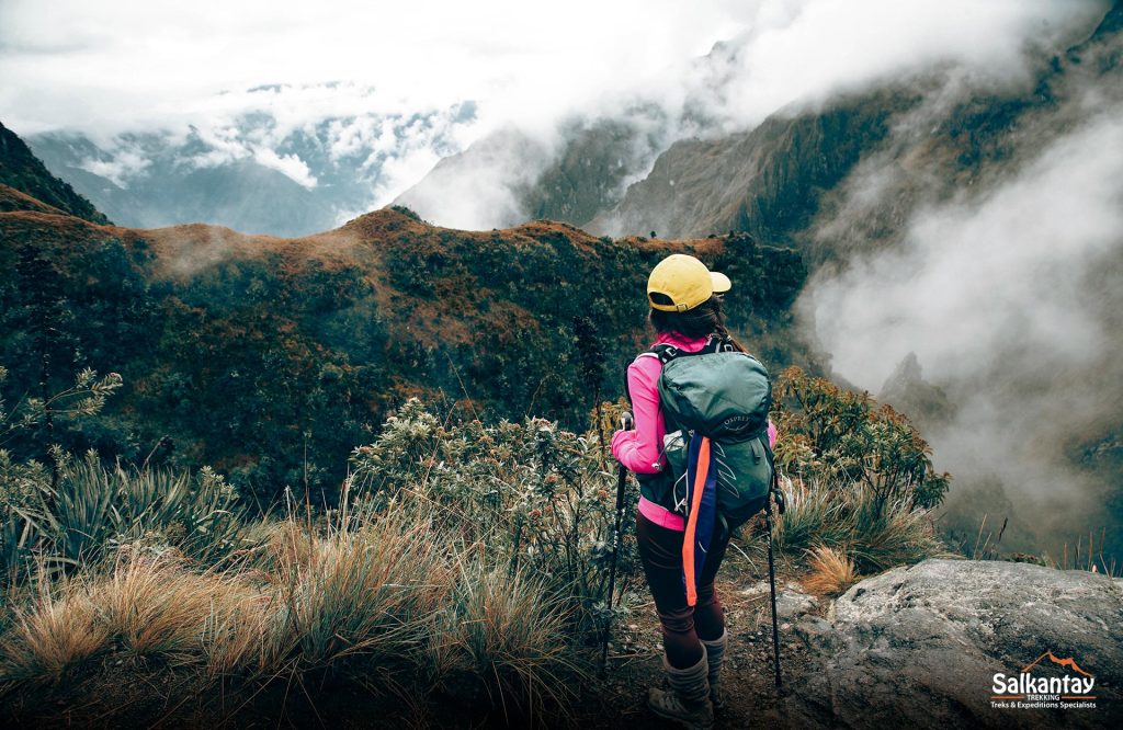 Foto panorámica de una turista con su equipo de senderismo