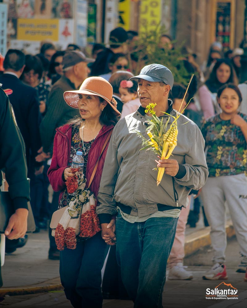 Fotografía de una persona sosteniendo una palma de olivo para su bendición en la plaza mayor de Cuzco.