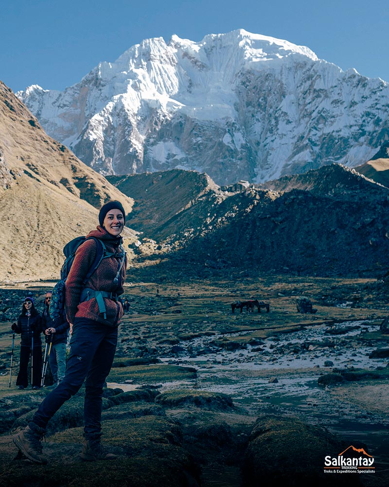 Fotografía de turista en el camino Salkantay a Machu Picchu