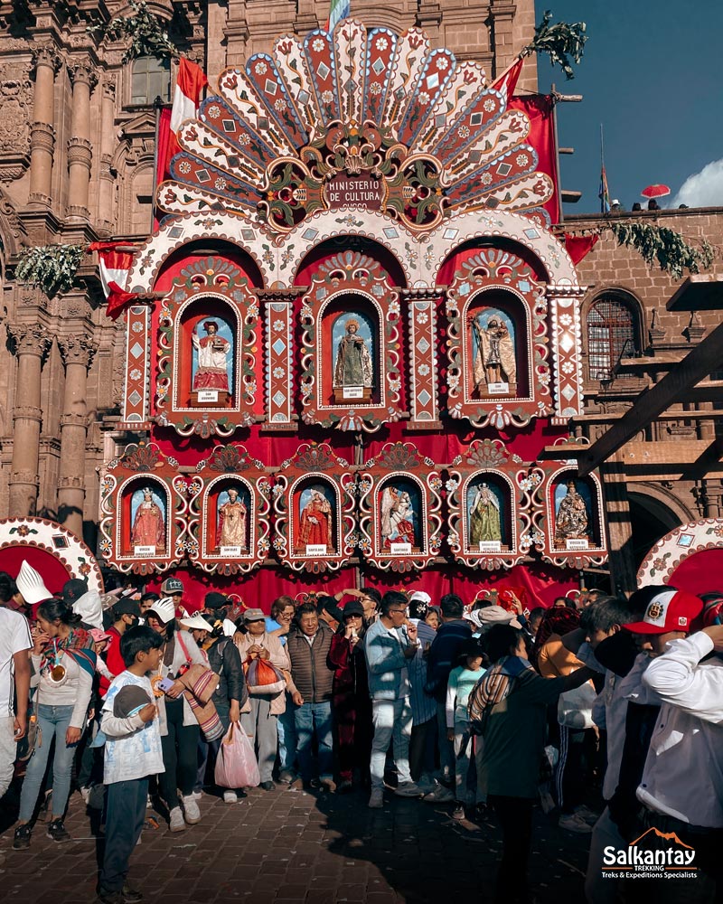 Imagen de la catedral de Cusco en un día festivo