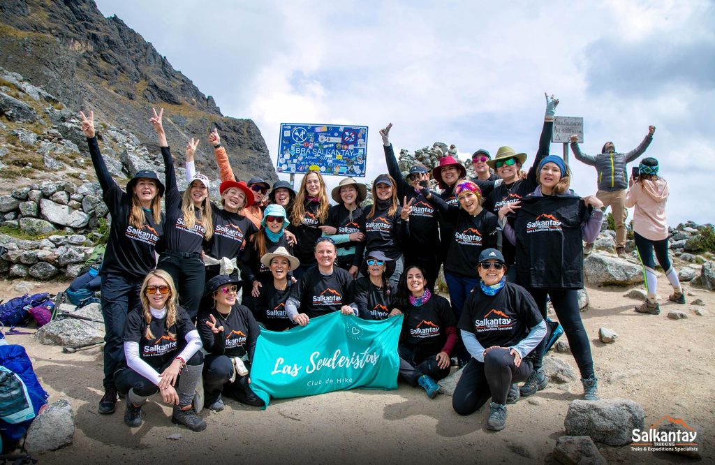 Imagen de mujeres trekkeras disfrutando de la cima en el paso Salkantay