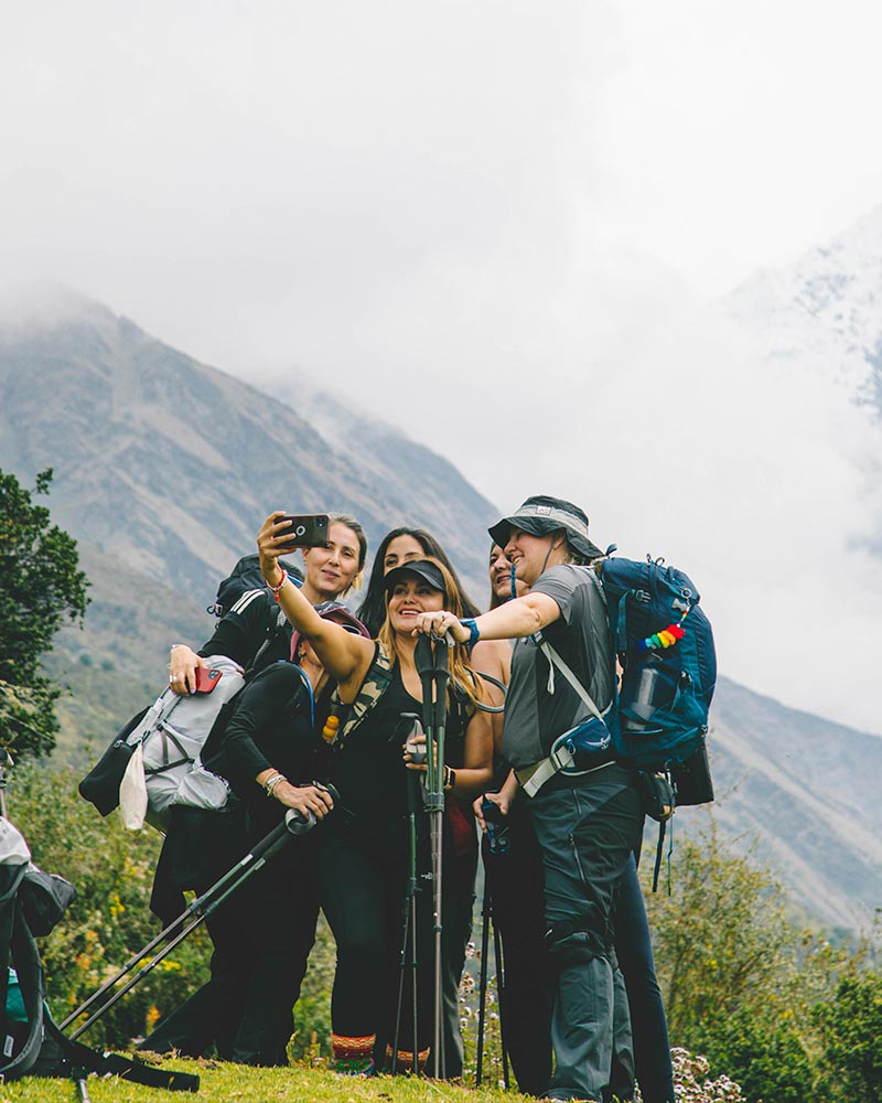 Imagen de un grupo de mujeres tomándose un selfie en la montaña.