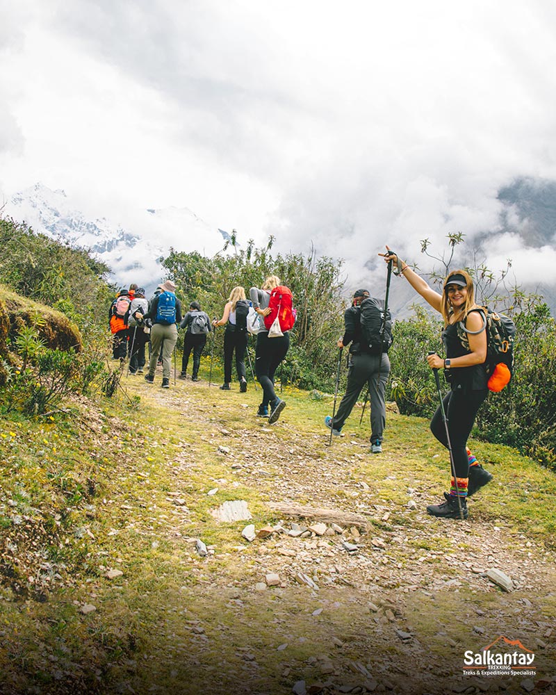 Imagen de mujeres haciendo senderismo por las montañas