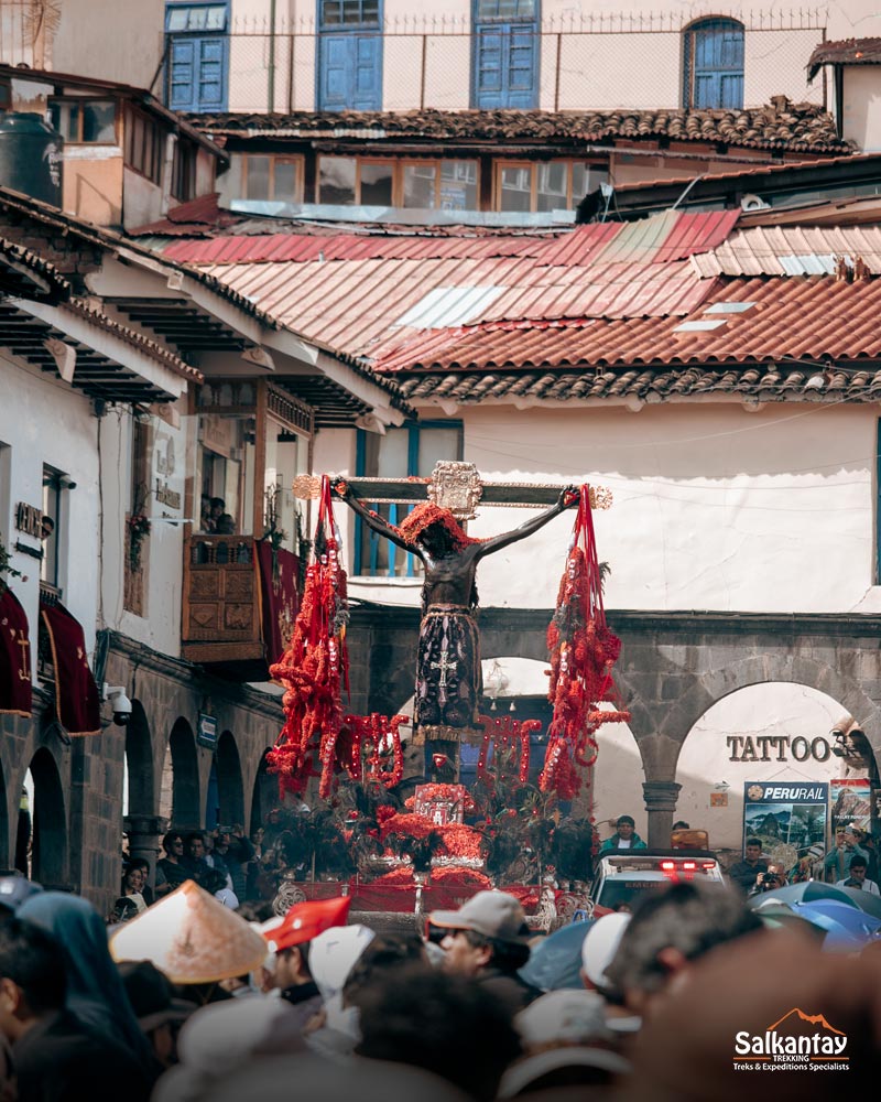 Imagen de la procesión del Señor de los Temblores en la Plaza Mayor de Cusco